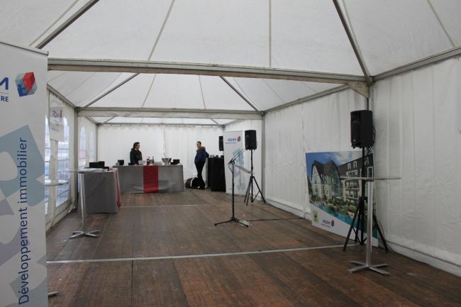 Tente abriter les discours et un cocktail a Deauville 14.